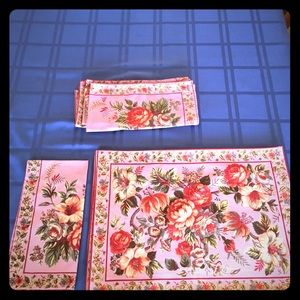 4 April Cornell placements and 4 matching napkins.